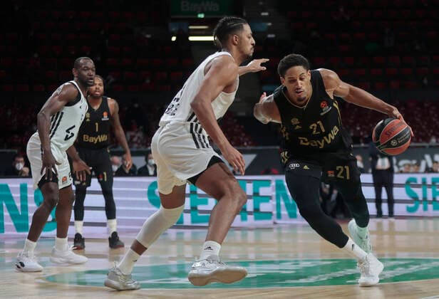 02.12.2021, Euroleague, FC Bayern Basketball vs Villeurbanne , Basketball, Audi Dome Muenchen, im Bild: Charles Kahudi ( ASVEL Villeurbanne), Deshaun Thomas (FCB Basketball), und William Howard ( ASVEL Villeurbanne) vs Augustine Rubit (FCB Basketball)