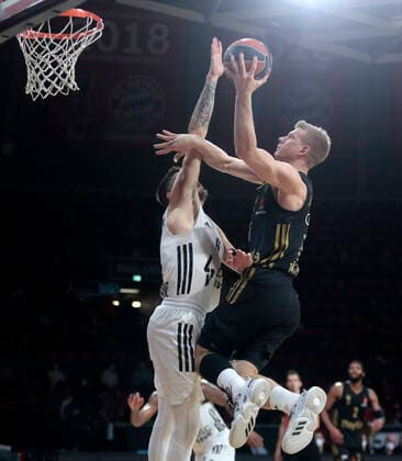 02.12.2021, Euroleague, FC Bayern Basketball vs Villeurbanne , Basketball, Audi Dome Muenchen, im Bild: Paul Lacombe ( ASVEL Villeurbanne) vs Ognjen Jaramaz (FCB Basketball)