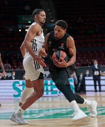 02.12.2021, Euroleague, FC Bayern Basketball vs Villeurbanne , Basketball, Audi Dome Muenchen, im Bild: William Howard ( ASVEL Villeurbanne) vs Augustine Rubit (FCB Basketball)