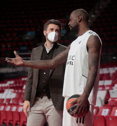 02.12.2021, Euroleague, FC Bayern Basketball vs Villeurbanne , Basketball, Audi Dome Muenchen, im Bild: Marko Pesic (FCBB) und James Gist ( ASVEL Villeurbanne)