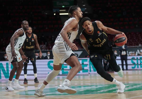 02.12.2021, Euroleague, FC Bayern Basketball vs Villeurbanne , Basketball, Audi Dome Muenchen, im Bild: Charles Kahudi ( ASVEL Villeurbanne), Deshaun Thomas (FCB Basketball), und William Howard ( ASVEL Villeurbanne) vs Augustine Rubit (FCB Basketball)