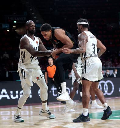 02.12.2021, Euroleague, FC Bayern Basketball vs Villeurbanne , Basketball, Audi Dome Muenchen, im Bild: James Gist ( ASVEL Villeurbanne), Augustine Rubit (FCB Basketball) und Chris Jones ( ASVEL Villeurbanne)