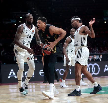 02.12.2021, Euroleague, FC Bayern Basketball vs Villeurbanne , Basketball, Audi Dome Muenchen, im Bild: James Gist ( ASVEL Villeurbanne), Augustine Rubit (FCB Basketball) und Chris Jones ( ASVEL Villeurbanne)