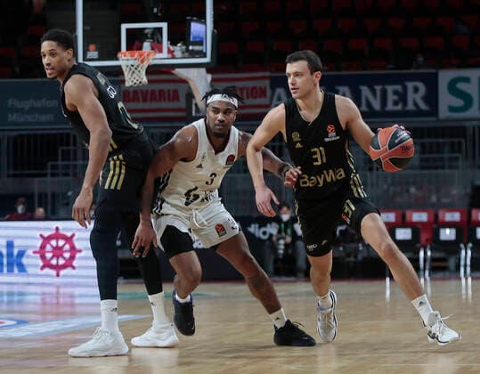 02.12.2021, Euroleague, FC Bayern Basketball vs Villeurbanne , Basketball, Audi Dome Muenchen, im Bild: Augustine Rubit (FCB Basketball), Chris Jones ( ASVEL Villeurbanne) und Zan Mark Sisko (FCB Basketball)