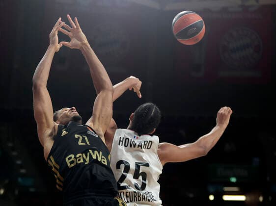 02.12.2021, Euroleague, FC Bayern Basketball vs Villeurbanne , Basketball, Audi Dome Muenchen, im Bild: Augustine Rubit (FCB Basketball) vs William Howard ( ASVEL Villeurbanne)