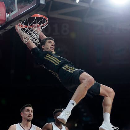 02.12.2021, Euroleague, FC Bayern Basketball vs Villeurbanne , Basketball, Audi Dome Muenchen, im Bild: Paul Lacombe ( ASVEL Villeurbanne), Kostas Antetokounmpo ( ASVEL Villeurbanne) und Vladimir Lucic (FCB Basketball)