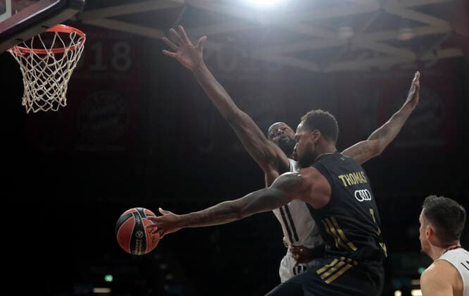 02.12.2021, Euroleague, FC Bayern Basketball vs Villeurbanne , Basketball, Audi Dome Muenchen, im Bild: Deshaun Thomas (FCB Basketball) vs James Gist ( ASVEL Villeurbanne)