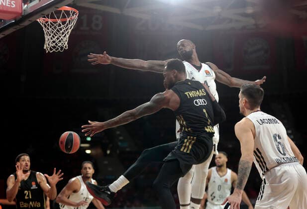 02.12.2021, Euroleague, FC Bayern Basketball vs Villeurbanne , Basketball, Audi Dome Muenchen, im Bild: Augustine Rubit (FCB Basketball), William Howard ( ASVEL Villeurbanne), Deshaun Thomas (FCB Basketball) vs James Gist ( ASVEL Villeurbanne), Elie Okobo ( ASVEL Villeurbanne) und Paul Lacombe ( ASVEL Villeurbanne)