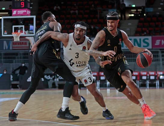 02.12.2021, Euroleague, FC Bayern Basketball vs Villeurbanne , Basketball, Audi Dome Muenchen, im Bild: Deshaun Thomas (FCB Basketball), Chris Jones ( ASVEL Villeurbanne) und Nick Weiler-Babi (FCB Basketball)