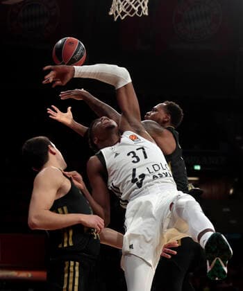 02.12.2021, Euroleague, FC Bayern Basketball vs Villeurbanne , Basketball, Audi Dome Muenchen, im Bild: Zan Mark Sisko (FCB Basketball), Kostas Antetokounmpo ( ASVEL Villeurbanne) und Deshaun Thomas (FCB Basketball)