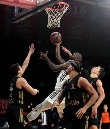 02.12.2021, Euroleague, FC Bayern Basketball vs Villeurbanne , Basketball, Audi Dome Muenchen, im Bild: Zan Mark Sisko (FCB Basketball), James Gist ( ASVEL Villeurbanne), Nick Weiler-Babi (FCB Basketball) und Vladimir Lucic (FCB Basketball)