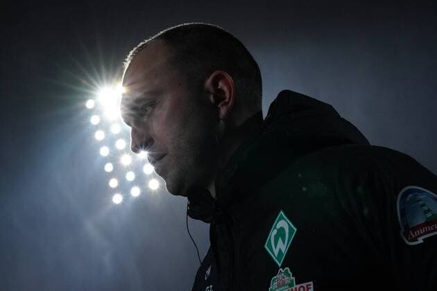 Sport Bilder des Tages GER, 2. FBL, SV Werder Bremen vs FC Erzgebirge Aue 03.12.2021, wohninvest Weserstadion, Bremen, GER, 2. FBL, SV Werder Bremen vs FC Erzgebirge Aue im Bild picture shows Feature Impressionen Trainer Ole Werner (Werder Bremen) vor Flutlichtmast