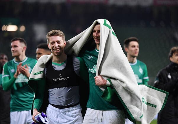 Jubel Marco Friedl (Werder Bremen), re., und Mitchell Weiser (Werder Bremen) nach dem Spiel 03.12.2021, Fussball GER, Saison 2021 2022, 2. Bundesliga, 16. Spieltag, SV Werder Bremen - Erzgebirge Aue, Foto: Maik Hölter TEAM2sportphoto