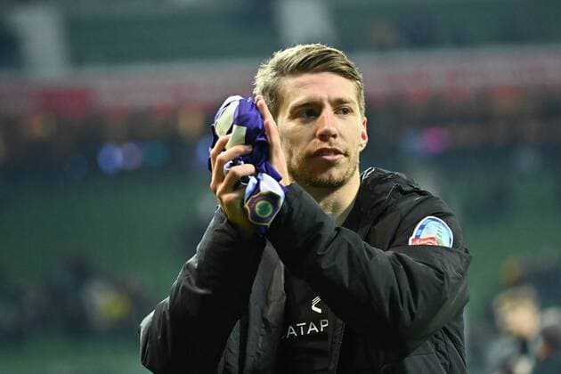 GER, 2. FBL, SV Werder Bremen vs FC Erzgebirge Aue 03.12.2021, wohninvest Weserstadion, Bremen, GER, 2. FBL, SV Werder Bremen vs FC Erzgebirge Aue im Bild picture shows Spielende. Endstand 4:0 Mitchell Weiser (Werder Bremen 08)