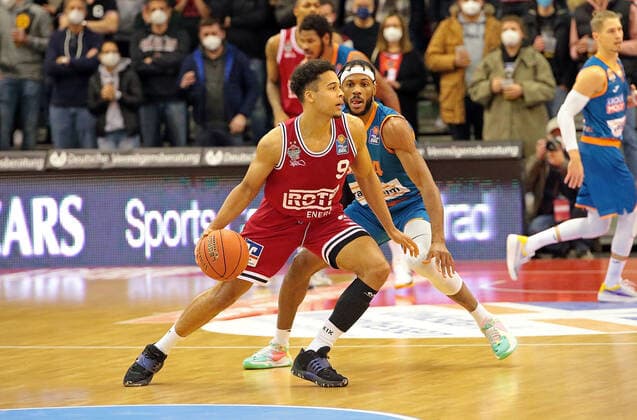 03.12.2021, xovx, Basketball 1. Bundesliga, easy Credit BBL, JobStairs Gießen 46ers - ratiopharm Ulm v.l. Maximilian Begue (Gießen 46ers), Jaron Blossomgame (ratiopharm Ulm) Gießen Sporthalle Ost Hessen Deutschland (DE)