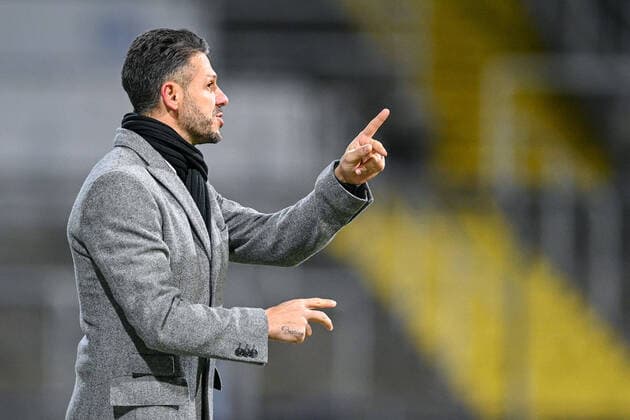 Trainer Martin Demichelis (FC Bayern München) gibt Anweisungen, gestikuliert, mit den Armen gestikulieren, gives instructions, gesticulate Einzelbild, Aktion, Action, 03.12.2021, München (Deutschland), Fussball, Regionalliga Bayern, FC Bayern München II - FV Illertissen *** Coach Martin Demichelis FC Bayern München gives instructions, gestures, gesticulate with arms, gives instructions, gesticulate single image, action, action, 03 12 2021, Munich Germany , Football, Regionalliga Bayern, FC Bayern München II FV Illertissen xslx
