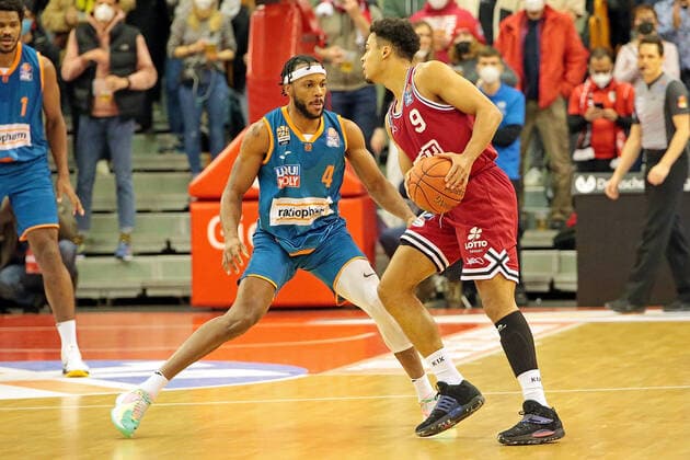 03.12.2021, xovx, Basketball 1. Bundesliga, easy Credit BBL, JobStairs Gießen 46ers - ratiopharm Ulm v.l. Jaron Blossomgame (ratiopharm Ulm), Maximilian Begue (Gießen 46ers) Gießen Sporthalle Ost Hessen Deutschland (DE)