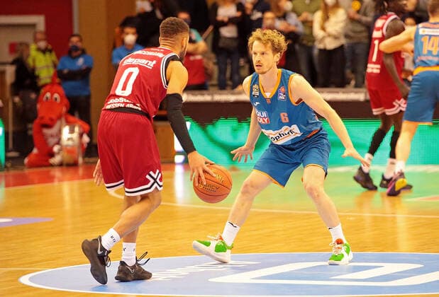 03.12.2021, xovx, Basketball 1. Bundesliga, easy Credit BBL, JobStairs Gießen 46ers - ratiopharm Ulm v.l. Kendale McCullum (Gießen 46ers), Per Günther (ratiopharm Ulm) Gießen Sporthalle Ost Hessen Deutschland (DE)