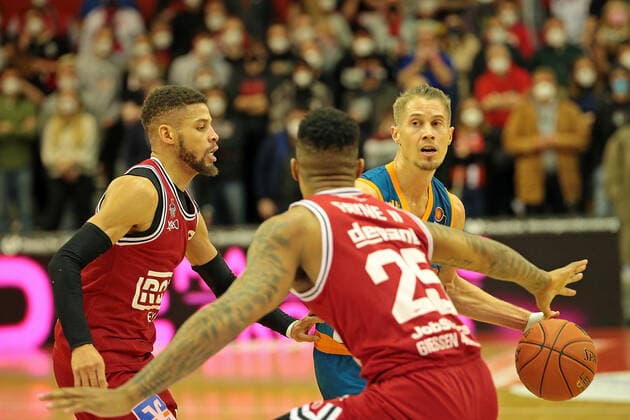 03.12.2021, xovx, Basketball 1. Bundesliga, easy Credit BBL, JobStairs Gießen 46ers - ratiopharm Ulm v.l. Kendale McCullum (Gießen 46ers), Phillip Fayne II (Gießen 46ers), Thomas Klepeisz (ratiopharm Ulm) Gießen Sporthalle Ost Hessen Deutschland (DE)