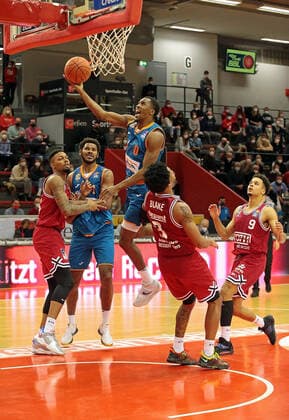 03.12.2021, xovx, Basketball 1. Bundesliga, easy Credit BBL, JobStairs Gießen 46ers - ratiopharm Ulm v.l. Kendale McCullum (Gießen 46ers), Christiano Felicio (ratiopharm Ulm), Semaj Christon (ratiopharm Ulm), Brayon Blake (Gießen 46ers), Maximilian Begue (Gießen 46ers) Gießen Sporthalle Ost Hessen Deutschland (DE)