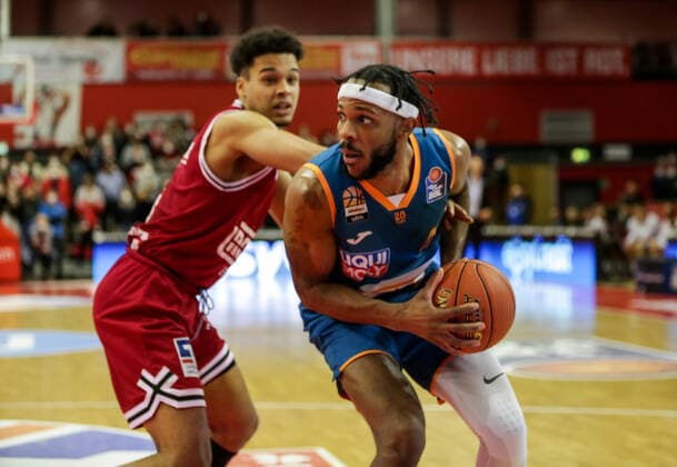 Deutschland, Giessen, Osthalle, 03.12.2021, easy Credit BBL, 9.Spieltag, JobStairs Giessen 46ers - ratiopharm ulm Bild: v.li. Maximilian Begue (Giessen 46ers), Jaron Blossomgame (ratiopharm ulm) Copyright: HMBxMedia ThomasxJäger