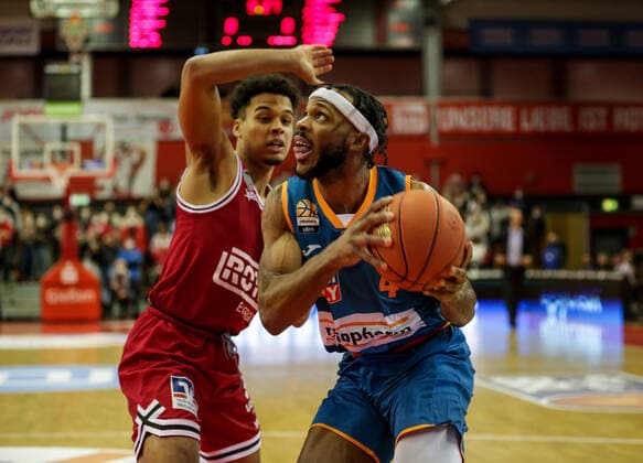 Deutschland, Giessen, Osthalle, 03.12.2021, easy Credit BBL, 9.Spieltag, JobStairs Giessen 46ers - ratiopharm ulm Bild: v.li. Maximilian Begue (Giessen 46ers), Jaron Blossomgame (ratiopharm ulm) Copyright: HMBxMedia ThomasxJäger