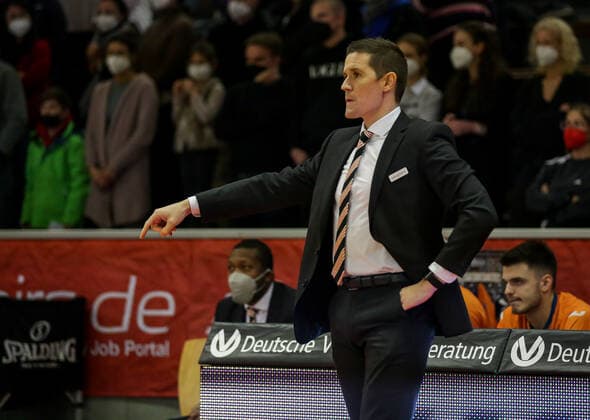 Deutschland, Giessen, Osthalle, 03.12.2021, easy Credit BBL, 9.Spieltag, JobStairs Giessen 46ers - ratiopharm ulm Bild: Head Coach: Jaka Lakovic (ratiopharm ulm) an der Seitenlinie Copyright: HMBxMedia ThomasxJäger