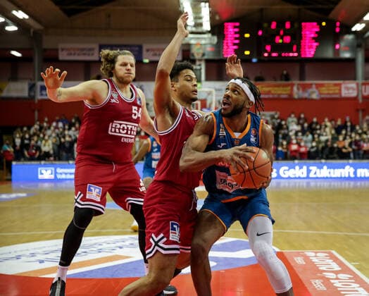 Deutschland, Giessen, Osthalle, 03.12.2021, easy Credit BBL, 9.Spieltag, JobStairs Giessen 46ers - ratiopharm ulm Bild: v.li. John Bryant (Giessen 46ers),Brayon Blake (Giessen 46ers),Jaron Blossomgame (ratiopharm ulm) Copyright: HMBxMedia ThomasxJäger