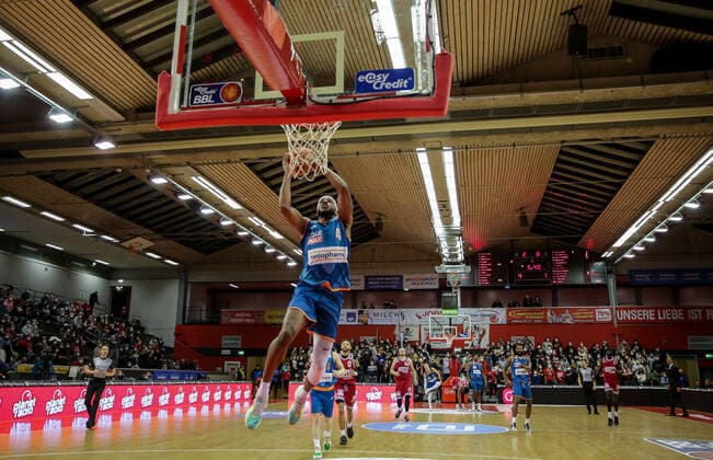 Deutschland, Giessen, Osthalle, 03.12.2021, easy Credit BBL, 9.Spieltag, JobStairs Giessen 46ers - ratiopharm ulm Bild: Jaron Blossomgame (ratiopharm ulm) geht zum Dunk Copyright: HMBxMedia ThomasxJäger