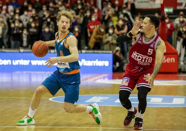 Deutschland, Giessen, Osthalle, 03.12.2021, easy Credit BBL, 9.Spieltag, JobStairs Giessen 46ers - ratiopharm ulm Bild: v.li. Per Guenther (ratiopharm ulm),Kyan Anderson (Giessen 46ers) Copyright: HMBxMedia ThomasxJäger