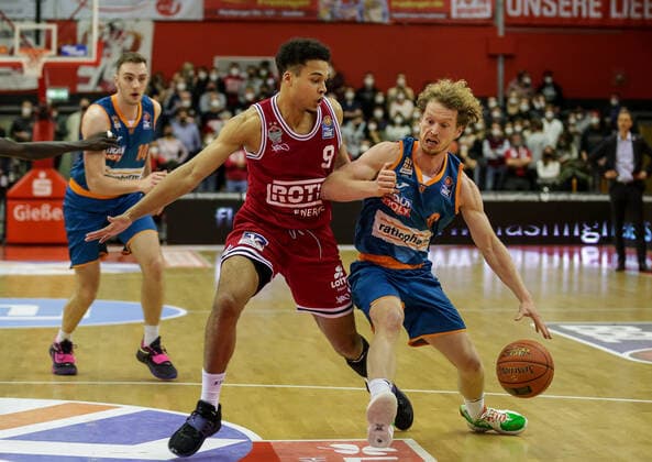 Deutschland, Giessen, Osthalle, 03.12.2021, easy Credit BBL, 9.Spieltag, JobStairs Giessen 46ers - ratiopharm ulm Bild: v.li. Maximilian Begue (Giessen 46ers),Per Guenther (ratiopharm ulm) Copyright: HMBxMedia ThomasxJäger