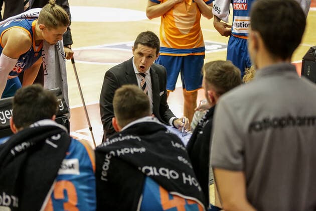 Deutschland, Giessen, Osthalle, 03.12.2021, easy Credit BBL, 9.Spieltag, JobStairs Giessen 46ers - ratiopharm ulm Bild: Head Coach: Jaka Lakovic (ratiopharm ulm) gibt seinen Spielern in der Auszeit anweisungen Copyright: HMBxMedia ThomasxJäger