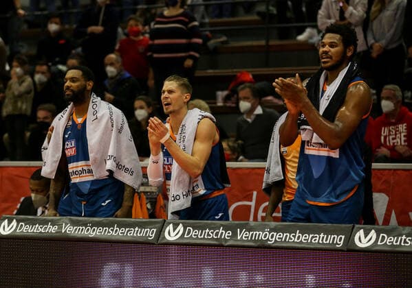 Deutschland, Giessen, Osthalle, 03.12.2021, easy Credit BBL, 9.Spieltag, JobStairs Giessen 46ers - ratiopharm ulm Bild: Jubel auf der bank von Ulm Copyright: HMBxMedia ThomasxJäger
