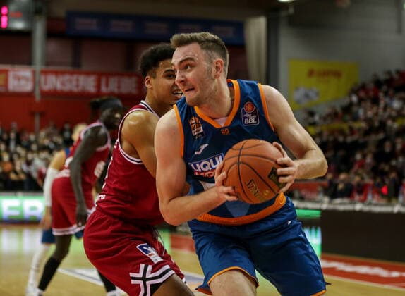 Deutschland, Giessen, Osthalle, 03.12.2021, easy Credit BBL, 9.Spieltag, JobStairs Giessen 46ers - ratiopharm ulm Bild: vo. Fedor Zugic (ratiopharm ulm), hi.Maximilian Begue (Giessen 46ers) Copyright: HMBxMedia ThomasxJäger