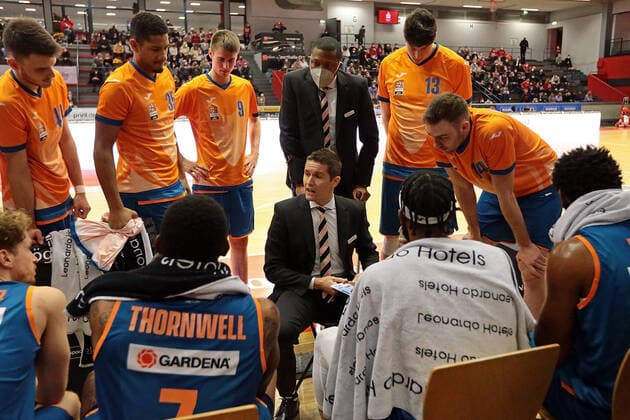 03.12.2021, xovx, Basketball 1. Bundesliga, easy Credit BBL, JobStairs Gießen 46ers - ratiopharm Ulm Anweisungen von Trainer Jaka Lakovic (ratiopharm Ulm) an sein Team Gießen Sporthalle Ost Hessen Deutschland (DE)