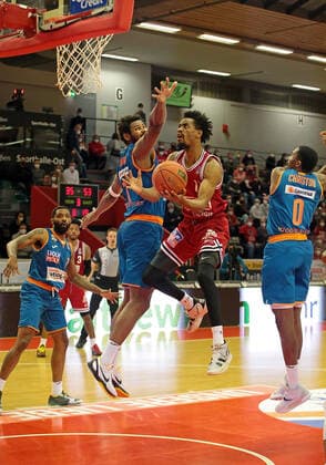 03.12.2021, xovx, Basketball 1. Bundesliga, easy Credit BBL, JobStairs Gießen 46ers - ratiopharm Ulm v.l. Christiano Felicio (ratiopharm Ulm), Sindarius Thornweell (ratiopharm Ulm), Jalen Tate (Gießen 46ers), Semaj Christon (ratiopharm Ulm) Gießen Sporthalle Ost Hessen Deutschland (DE)
