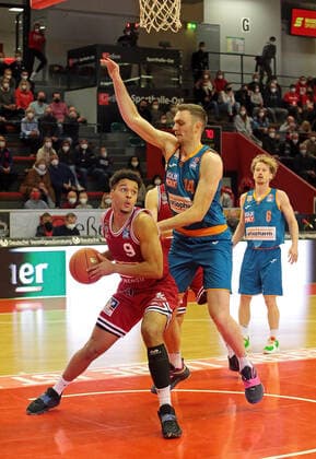 03.12.2021, xovx, Basketball 1. Bundesliga, easy Credit BBL, JobStairs Gießen 46ers - ratiopharm Ulm v.l. Maximilian Begue (Gießen 46ers), Christoph Philipps (ratiopharm Ulm), Per Günther (ratiopharm Ulm) Gießen Sporthalle Ost Hessen Deutschland (DE)