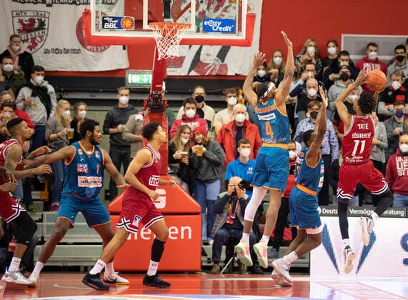 03.12.2021, xsltx, Basketball BBL Bundesliga, Giessen 46ers - ratiopharm ulm emspor, v.re. Jalen Tate - Shooting Guard (Jobstairs Gießen 46ers) trifft für Gießen (DFL DFB REGULATIONS PROHIBIT ANY USE OF PHOTOGRAPHS as IMAGE SEQUENCES and or QUASI-VIDEO) Giessen