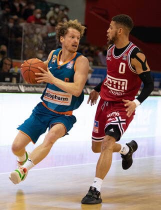 03.12.2021, xsltx, Basketball BBL Bundesliga, Giessen 46ers - ratiopharm ulm emspor, v.l. Per Günther - Point Guard (Ratiopharm Ulm), Kendale Deshawn McCullum - Point Guard (Jobstairs Gießen 46ers) (DFL DFB REGULATIONS PROHIBIT ANY USE OF PHOTOGRAPHS as IMAGE SEQUENCES and or QUASI-VIDEO) Giessen