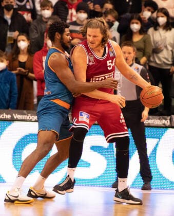03.12.2021, xsltx, Basketball BBL Bundesliga, Giessen 46ers - ratiopharm ulm emspor, v.l. Cristiano Felicio - Center (Ratiopharm Ulm), John Bryant - Center (Jobstairs Gießen 46ers) (DFL DFB REGULATIONS PROHIBIT ANY USE OF PHOTOGRAPHS as IMAGE SEQUENCES and or QUASI-VIDEO) Giessen