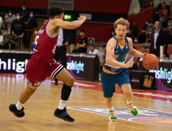 03.12.2021, xsltx, Basketball BBL Bundesliga, Giessen 46ers - ratiopharm ulm emspor, v.l. Maximilian Maalik Begue - Shooting Guard (Jobstairs Gießen 46ers), Per Günther - Point Guard (Ratiopharm Ulm) (DFL DFB REGULATIONS PROHIBIT ANY USE OF PHOTOGRAPHS as IMAGE SEQUENCES and or QUASI-VIDEO) Giessen