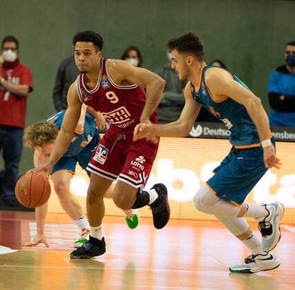 03.12.2021, xsltx, Basketball BBL Bundesliga, Giessen 46ers - ratiopharm ulm emspor, v.l. Maximilian Maalik Begue - Shooting Guard (Jobstairs Gießen 46ers), Philipp Herkenhoff - Power Forward Center (Ratiopharm Ulm) (DFL DFB REGULATIONS PROHIBIT ANY USE OF PHOTOGRAPHS as IMAGE SEQUENCES and or QUASI-VIDEO) Giessen