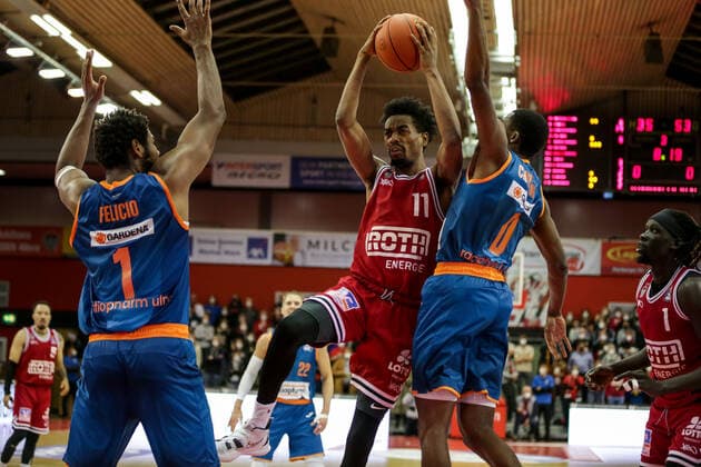Deutschland, Giessen, Osthalle, 03.12.2021, easy Credit BBL, 9.Spieltag, JobStairs Giessen 46ers - ratiopharm ulm Bild: v.li. Cristiano Felicio (ratiopharm ulm),Jalen Tate (Giessen 46ers),Semaj Christon (ratiopharm ulm) Copyright: HMBxMedia ThomasxJäger