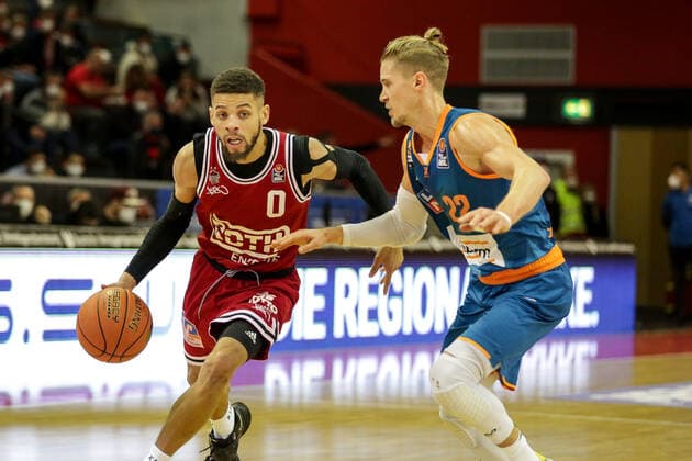 Deutschland, Giessen, Osthalle, 03.12.2021, easy Credit BBL, 9.Spieltag, JobStairs Giessen 46ers - ratiopharm ulm Bild: v.li.Kendale McCullum (Giessen 46ers),Thomas Klepeisz (ratiopharm ulm) Copyright: HMBxMedia ThomasxJäger