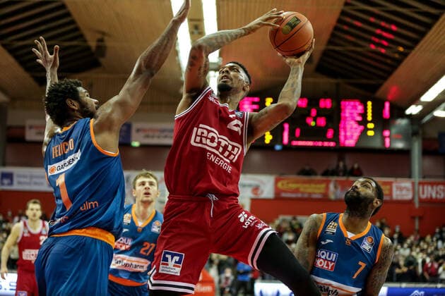 Deutschland, Giessen, Osthalle, 03.12.2021, easy Credit BBL, 9.Spieltag, JobStairs Giessen 46ers - ratiopharm ulm Bild: v.li.Cristiano Felicio (ratiopharm ulm),Phillip Fayne (Giessen 46ers),Sindarius Thornwell (ratiopharm ulm) Copyright: HMBxMedia ThomasxJäger