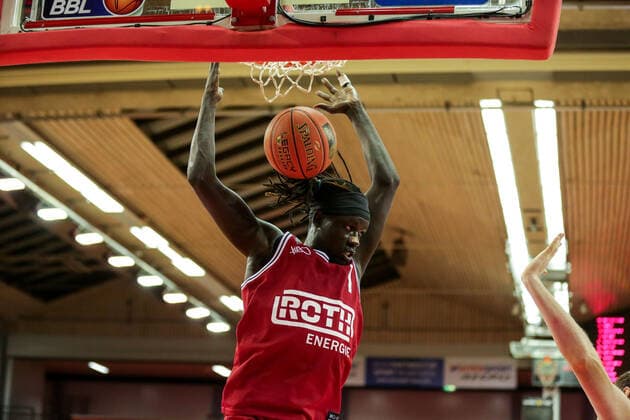 Deutschland, Giessen, Osthalle, 03.12.2021, easy Credit BBL, 9.Spieltag, JobStairs Giessen 46ers - ratiopharm ulm Bild: Nuni Omot (Giessen 46ers) beim Dunk Copyright: HMBxMedia ThomasxJäger