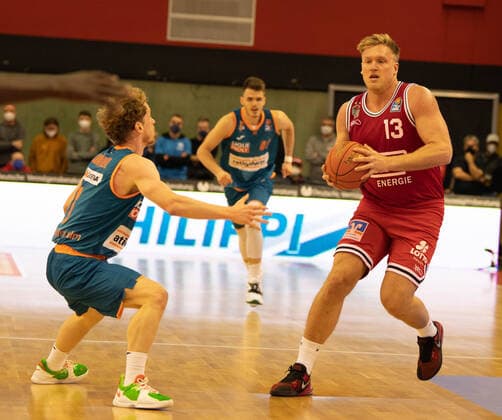03.12.2021, xsltx, Basketball BBL Bundesliga, Giessen 46ers - ratiopharm ulm emspor, v.l. Per Günther - Point Guard (Ratiopharm Ulm), Johannes Lischka - Small Forward Power Forward (Jobstairs Gießen 46ers) (DFL DFB REGULATIONS PROHIBIT ANY USE OF PHOTOGRAPHS as IMAGE SEQUENCES and or QUASI-VIDEO) Giessen