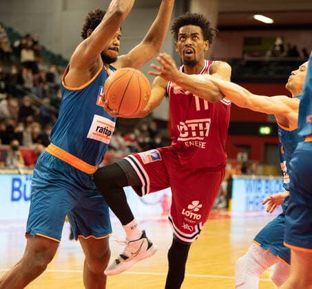 03.12.2021, xsltx, Basketball BBL Bundesliga, Giessen 46ers - ratiopharm ulm emspor, v.l. Jalen Tate - Shooting Guard (Jobstairs Gießen 46ers) setzt sich gegen die Ulmer durch (DFL DFB REGULATIONS PROHIBIT ANY USE OF PHOTOGRAPHS as IMAGE SEQUENCES and or QUASI-VIDEO) Giessen
