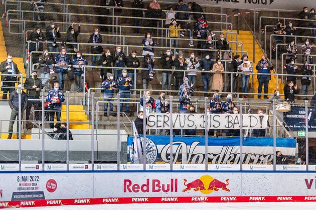 Aufgrund der nun wieder anstehenden Geisterspiele - zumindest in Bayern - verabschieden sich die Muenchner Fans in der Nordkurve von bis auf Weiteres von ihrem Team. EHC Red Bull Muenchen gegen Schwenninger Wild Wings, Eishockey, DEL, 27. Spieltag, Saison 2021 2022, 03.12.2021. EHC Red Bull Muenchen gegen Schwenninger Wild Wings, Eishockey, DEL, 27. Spieltag, Saison 2021 2022, 03.12.2021 Muenchen Copyright: xEibnerxPressefotox xHeikexFeinerx EP_HFR