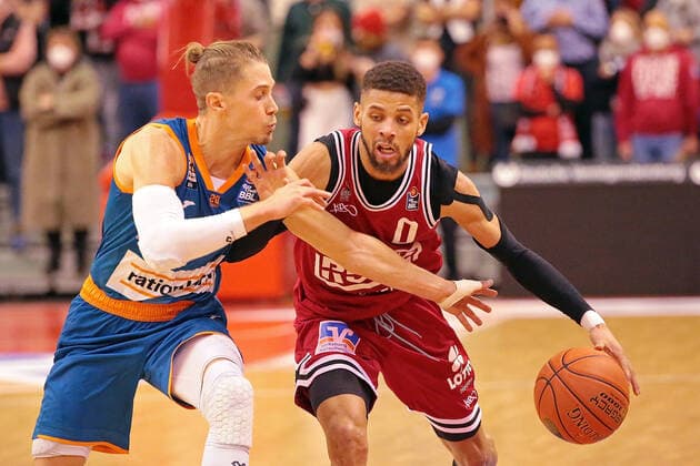 03.12.2021, xovx, Basketball 1. Bundesliga, easy Credit BBL, JobStairs Gießen 46ers - ratiopharm Ulm v.l. Thomas Klepeisz (ratiopharm Ulm), Kendale McCullum (Gießen 46ers) Gießen Sporthalle Ost Hessen Deutschland (DE)